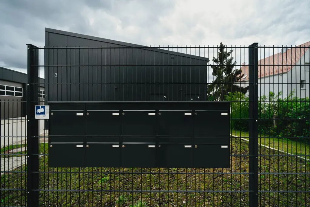 Große Briefkastenanlage vor den Gewerbe- und Lagerhallen von Lager4all