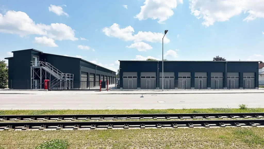 Lager4all Standort in Königsbrunn mit mehreren Lagerhallen von der Straße aus gesehen