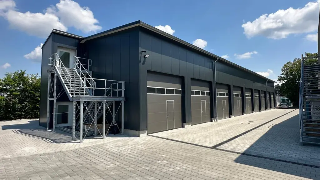 Moderne Lagerhallen von Lager4all in Königsbrunn mit Außentreppe und einzelnen Sektionaltoren