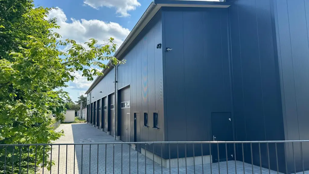 Seitliche Außenansicht der modernen Lagerhallen von Lager4all in Königsbrunn