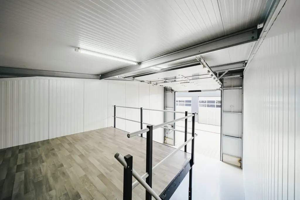 Lagerhalle von Lager4all mit begehbarer Zwischenebene und Geländer