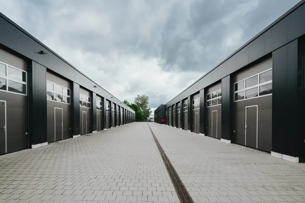 Außenansicht mehrerer moderner Lagerhallen von Lager4all