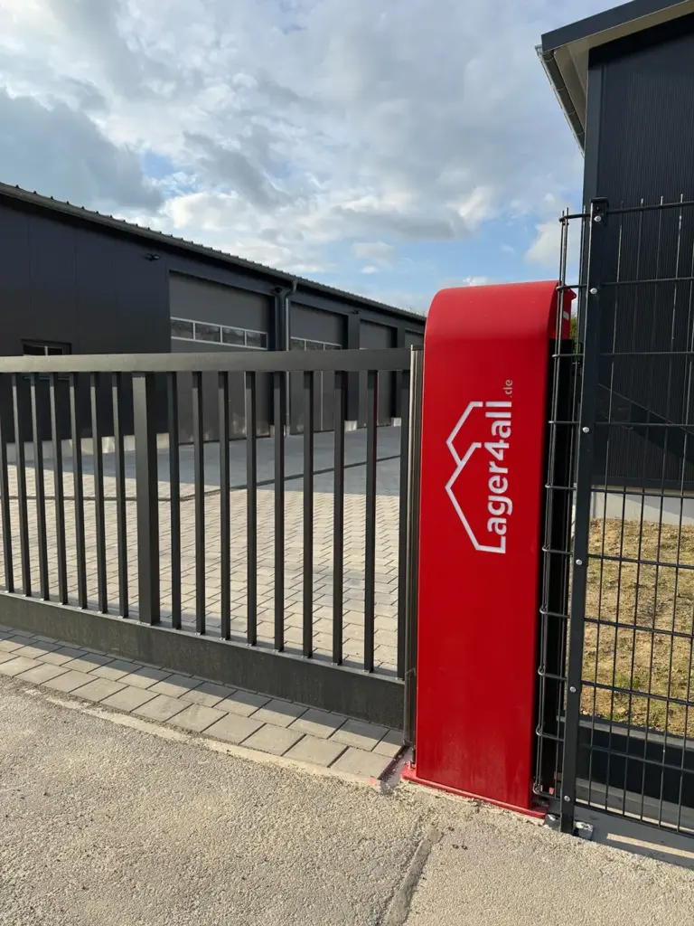 Rote Lager4all-Säule am gesicherten Einfahrtstor in Mering