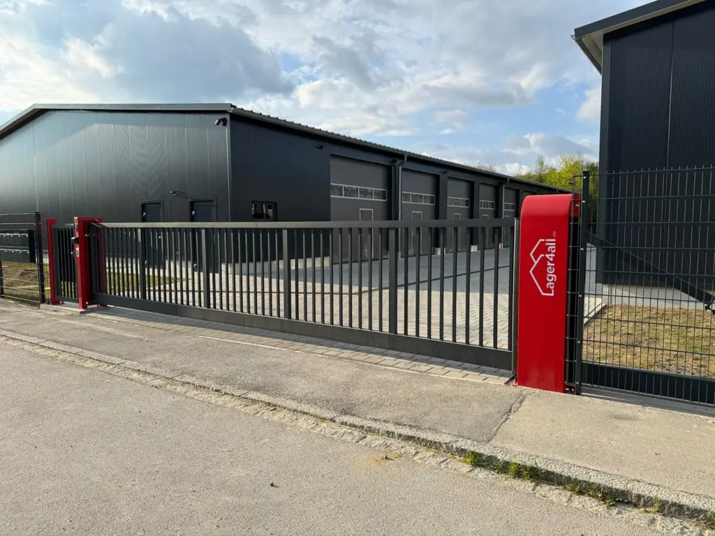 Gesichertes Einfahrtstor vor den Lagerhallen von Lager4all in Mering