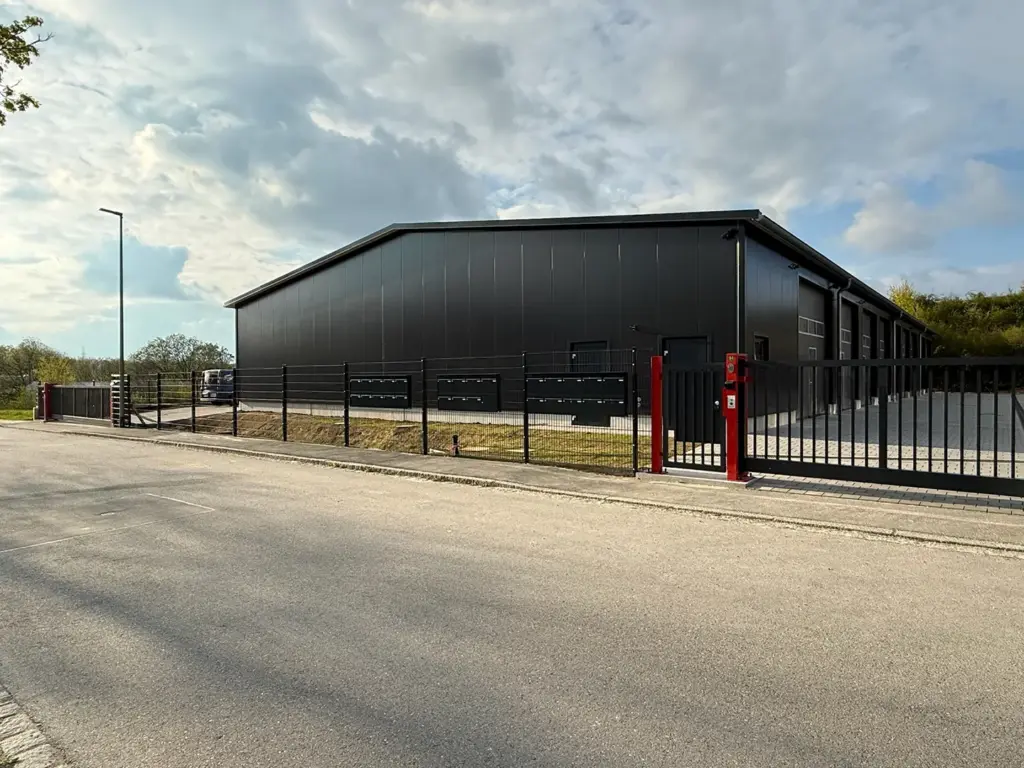 Eingezäuntes Lager4all Gelände in Mering mit Lagerhalle und Schiebetor